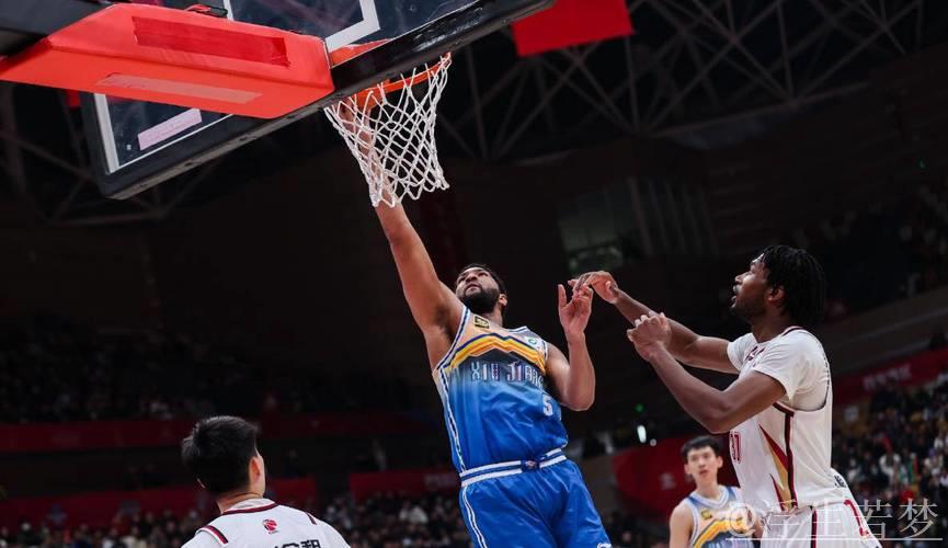 劳森跟进暴扣得分 齐麟反击上篮遗憾偏出 劳森跟进暴扣得分 齐麟反击上篮遗憾偏出