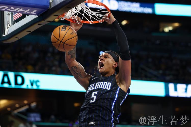 班凯罗35+10表现抢眼，浓眉手感不佳，独行侠客场逆转魔术。